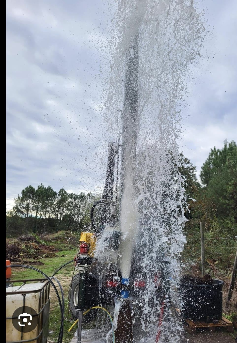 Jaillissement d'eau lors d'un essai de pompage sur un forage MAD'EAU